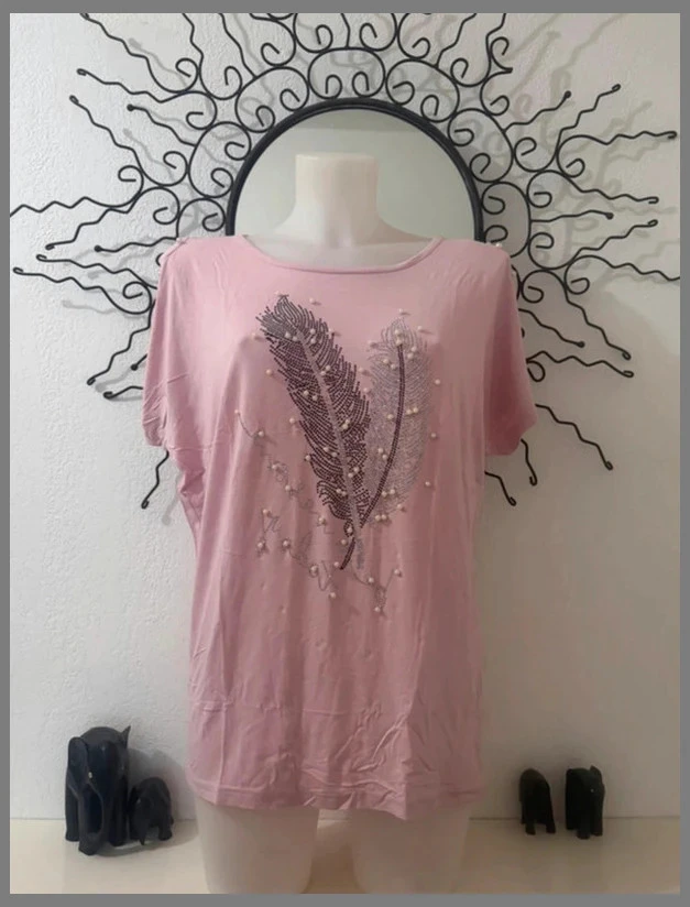 T-shirt Rose Pastel avec Détails Épaules Dénudées - Motifs Plumes en Strass et Perles